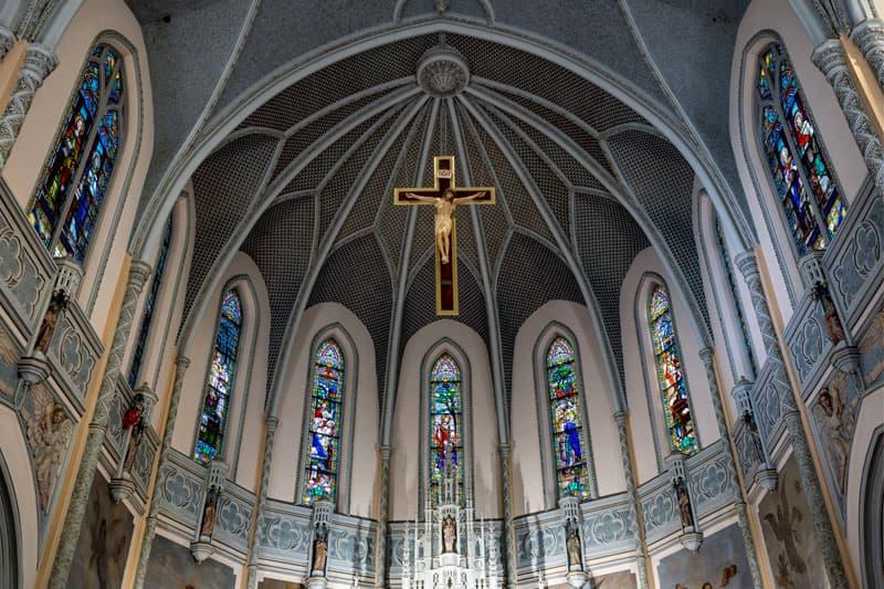 教堂祭坛上方的彩色玻璃窗. 南本德的阿德伯特天主教堂.h.